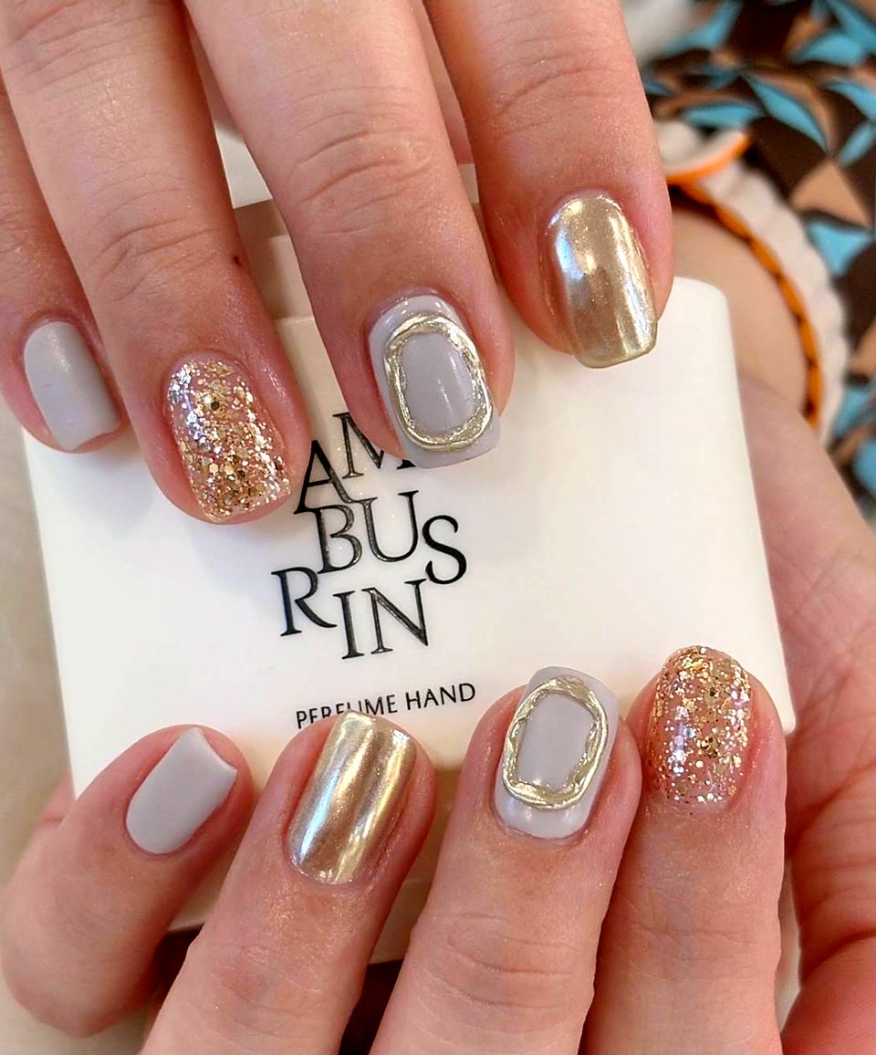 Short nails in grey, gold chrome and glitter