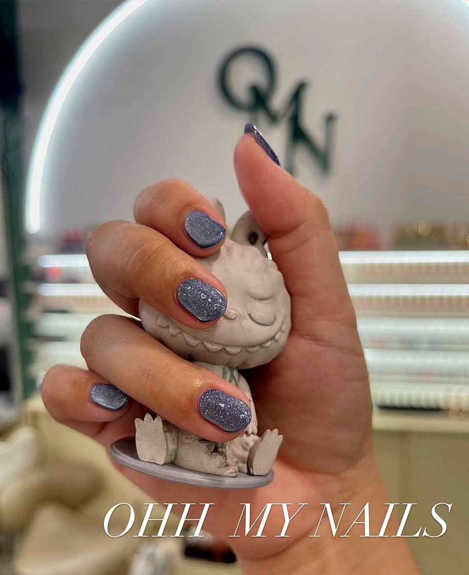 Blue-grey glitter gel on short square nails